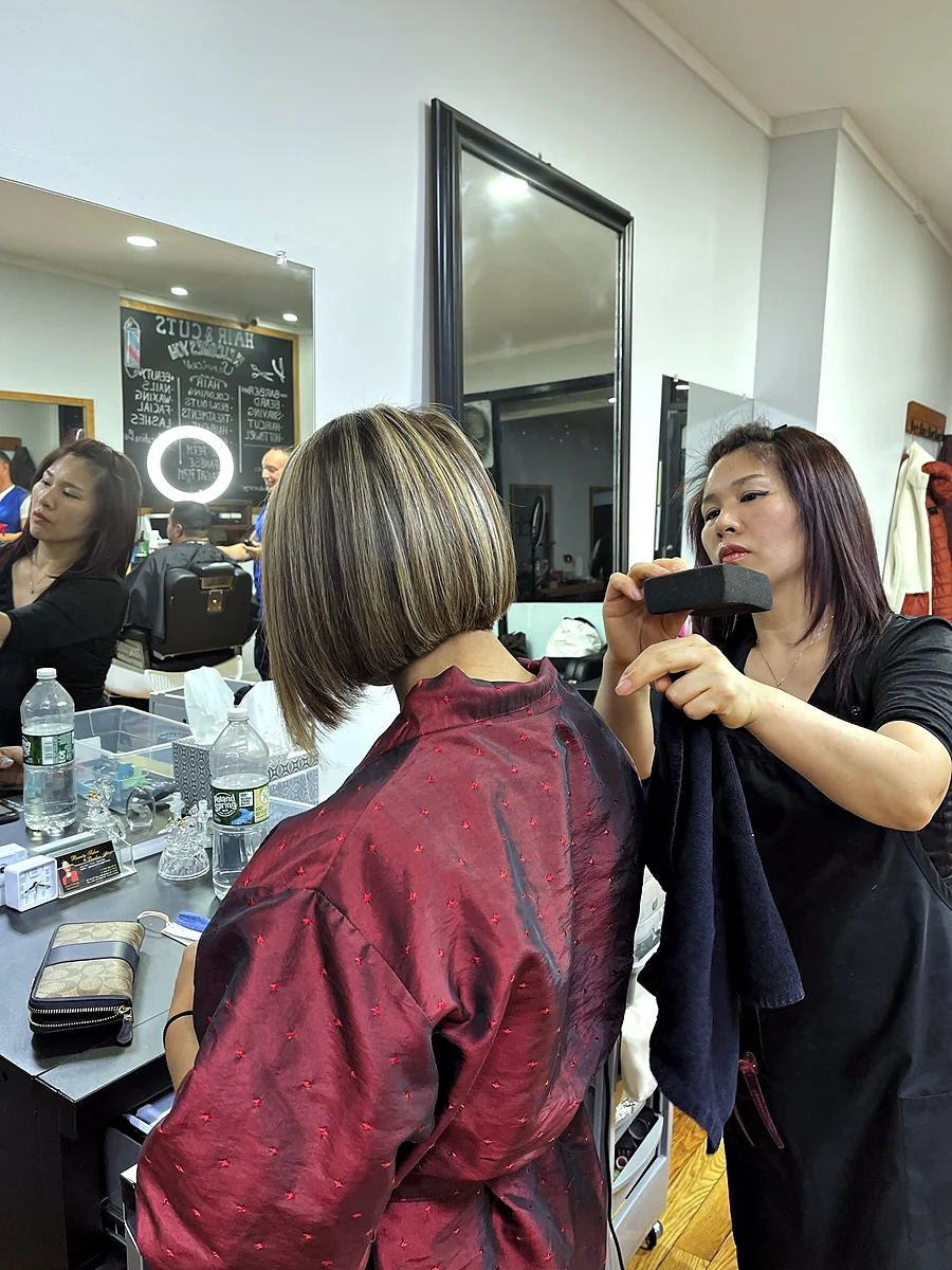 Hair & Cuts 미용실에서 단발 커트와 하이라이트를 마무리하는 모습, 우드사이드